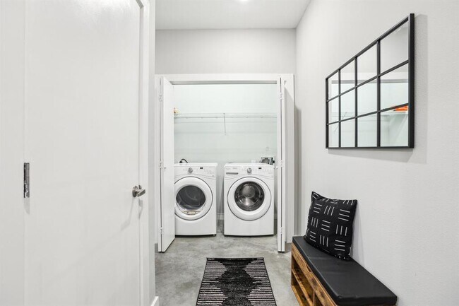 Building Photo - 2505 Thornton Rd