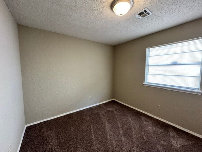 Building Photo - 2021 Elmhurst Dr