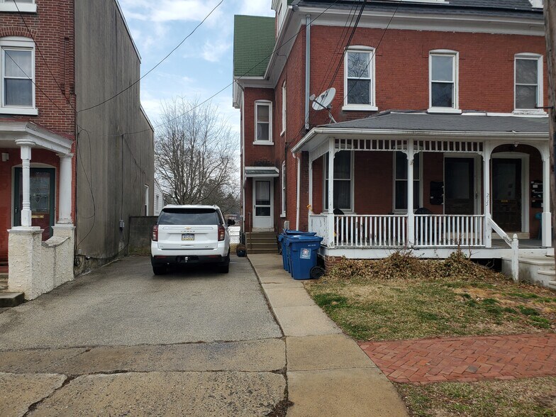 Building Photo - 215 W Chestnut St