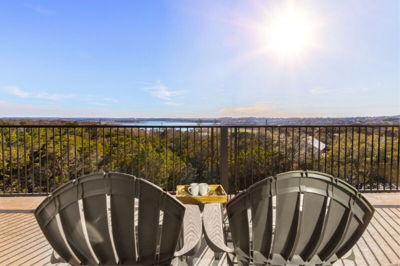 Building Photo - 1619 Lakeshore Dr