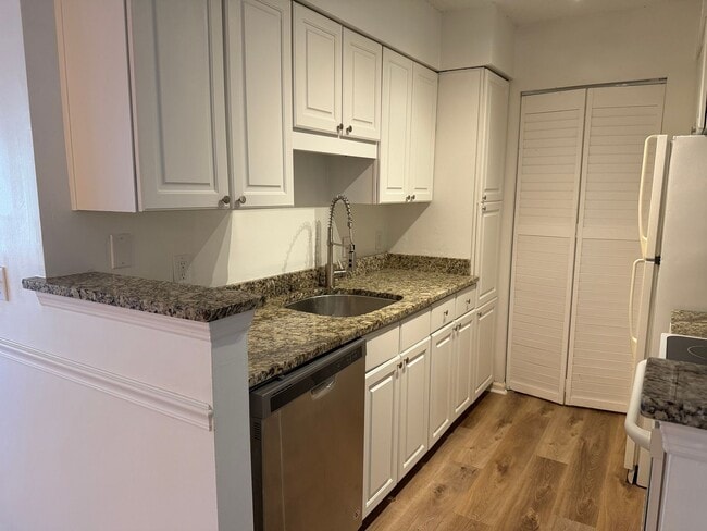 Building Photo - Updated First Floor Forest Cove Condo- Bike to the Beach!