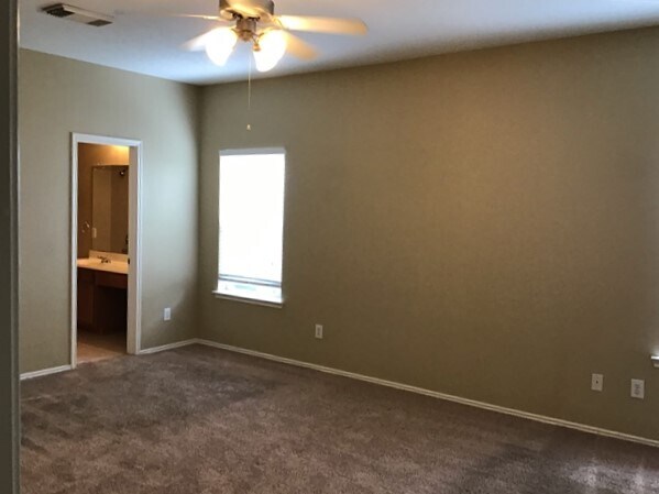 Building Photo - 2026 Acorn Glen Trl