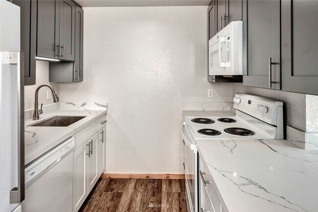 Building Photo - Burns 441 4 plex - North Bend