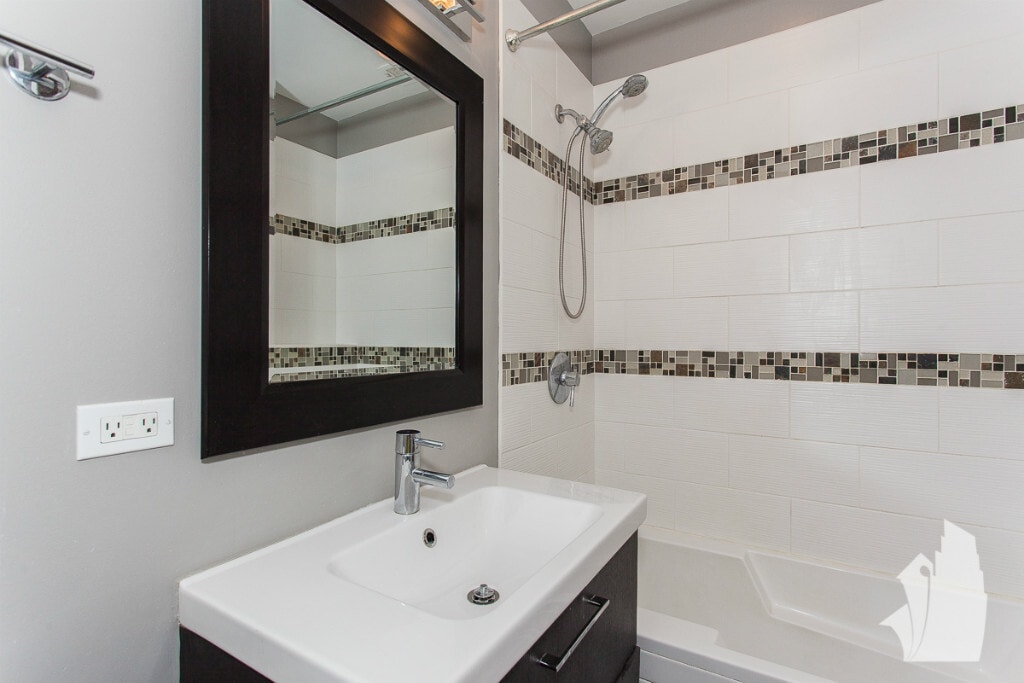 Building Photo - 3852 N Southport Ave