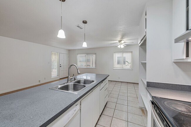 Building Photo - 1359 Shawn Dr