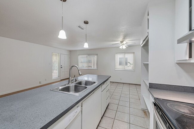 Building Photo - 2 Story Condo in Charry Plaza HOA