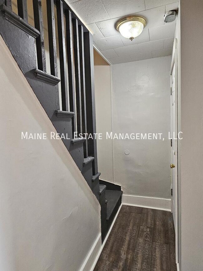 Building Photo - 27 Elm St