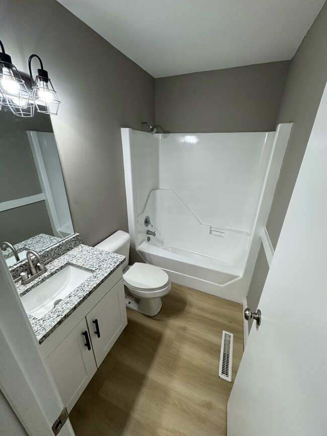 Building Photo - 123 Aqua Ct