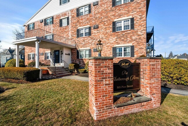 Building Photo - 305 Pine St