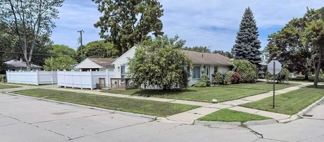 Building Photo - 8405 Robindale Ave