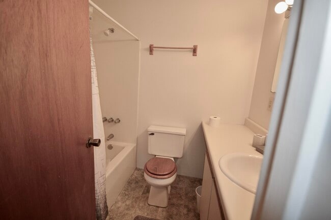 Building Photo - 2590 Townhouse Dr SE