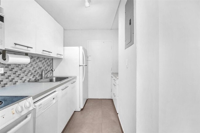 Building Photo - 5313 Collins Ave