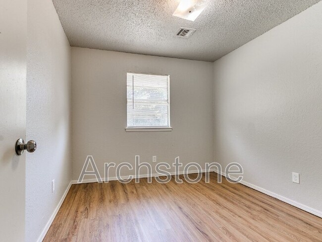 Building Photo - 8814 NE 13th St