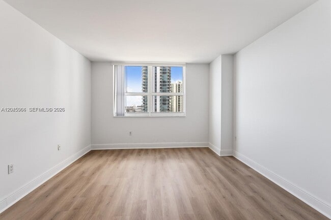 Building Photo - 1155 Brickell Bay Dr