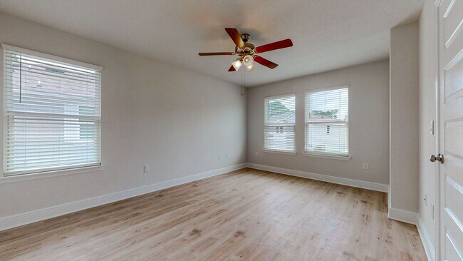 Building Photo - 3 bed 2.5 bathroom townhome in Santa Rosa Beach