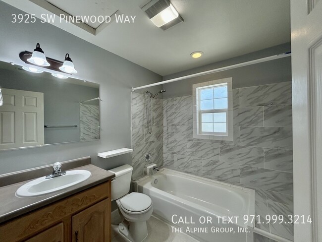 Building Photo - 3925 SW Pinewood Way