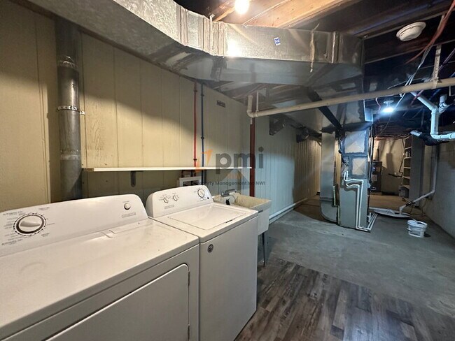 Building Photo - 1506 Rumely St