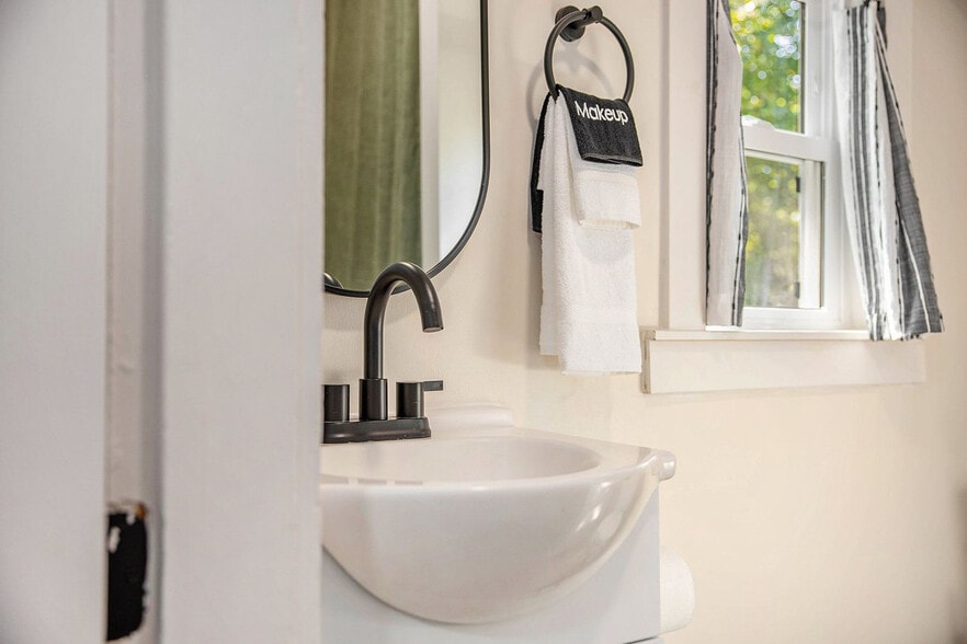 Building Photo - 37 Gold Ave NW