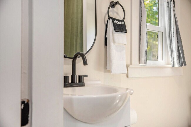 Building Photo - 37 Gold Ave NW