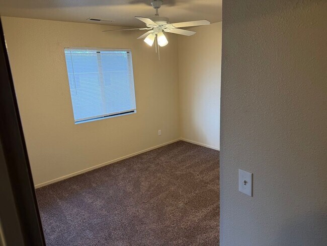 Building Photo - Huge Three Bedroom Townhouse with Garage and Backyard!