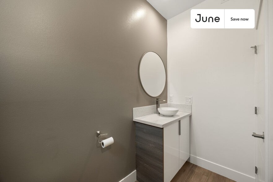 Building Photo - 5637 Riverton Ave