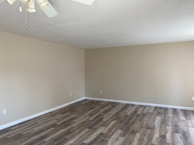 Building Photo - 2 Bedroom 2 Bathroom Condo Close to Freeway, Schools & Shopping