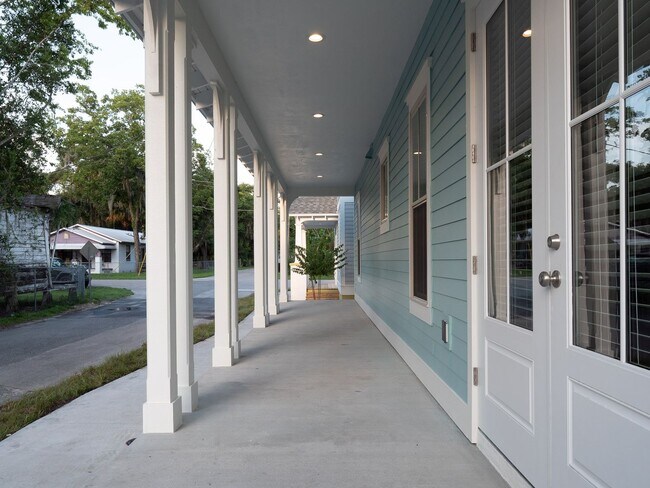 Building Photo - Porter's Lakeside - Luxury 4 Bedroom, 4 Ba...