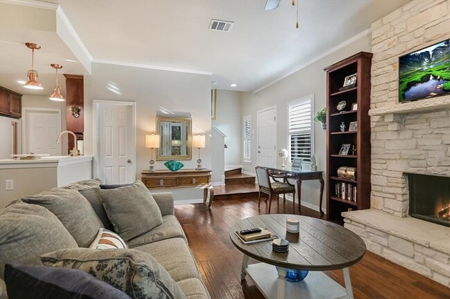 Building Photo - 2201 Lakeway Blvd