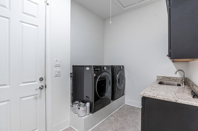 Building Photo - 213 Yellow Jasmine Dr