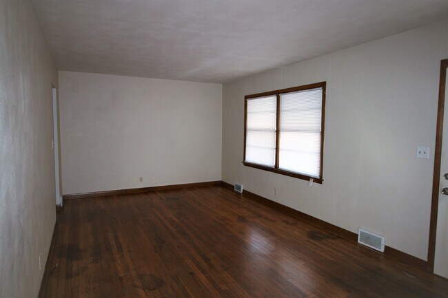 Building Photo - Cozy 3 bedroom home in Bettendorf-6 month lease option
