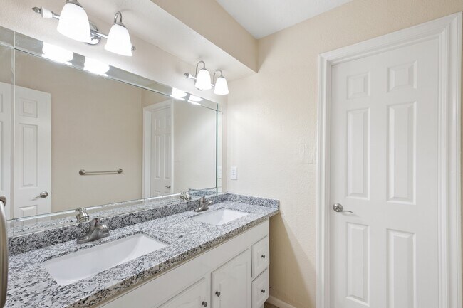 Building Photo - 14126 Saddlebend Dr