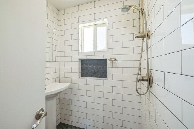 Building Photo - 3 Bedroom 1.5 Bath Modern Farmhouse near JT National Park * MOVE IN SPECIAL*