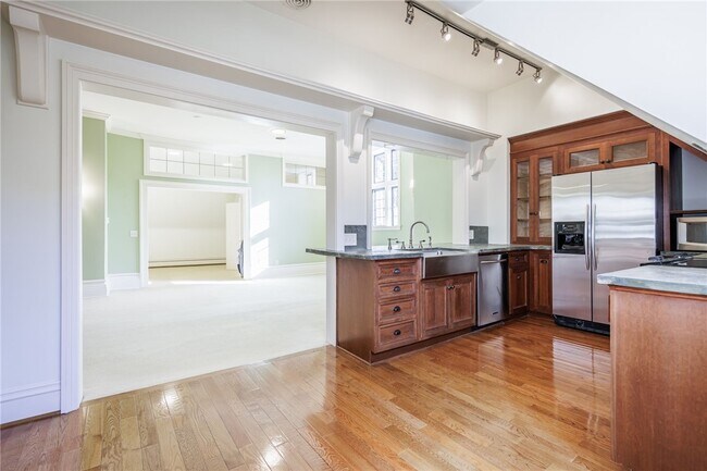 Building Photo - 901 East Ave