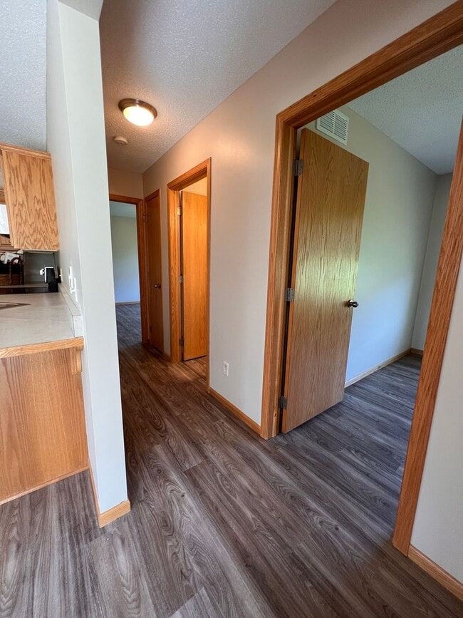 Building Photo - 938 E 6th St