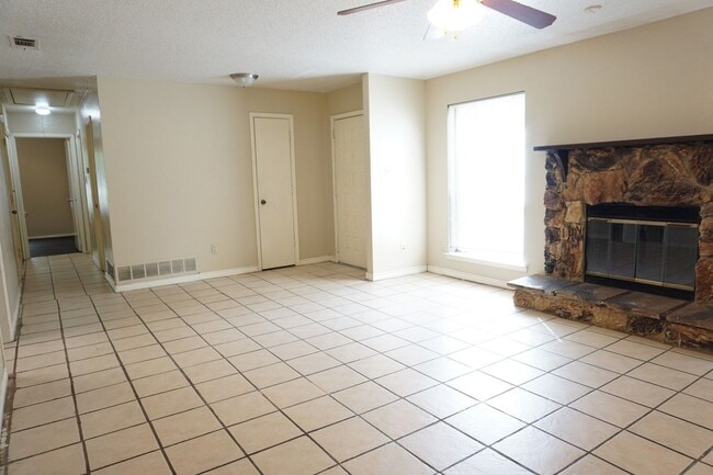 Building Photo - VIEW NOW - COMING SOON - Charming 3-Bedroom Duplex in East Dallas with Garage & Fenced Yard