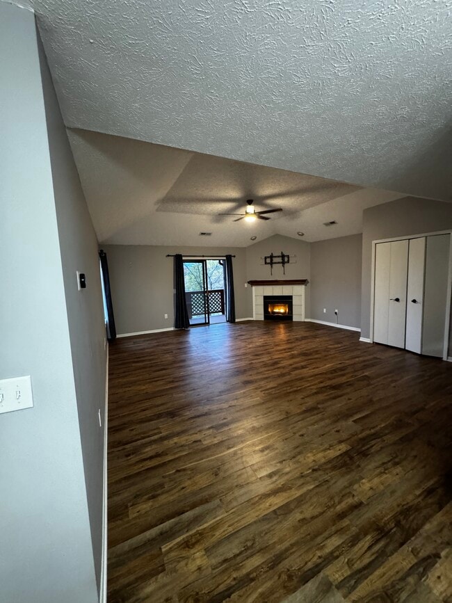 Building Photo - 8599 Scenicview Dr