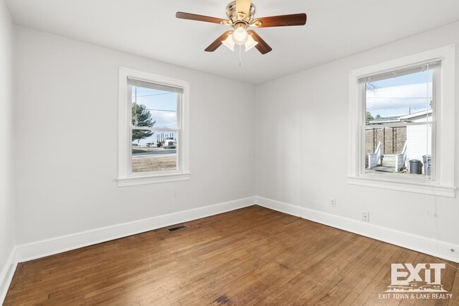 Building Photo - 3 Bedroom/1 Bathroom Brick Ranch For Rent