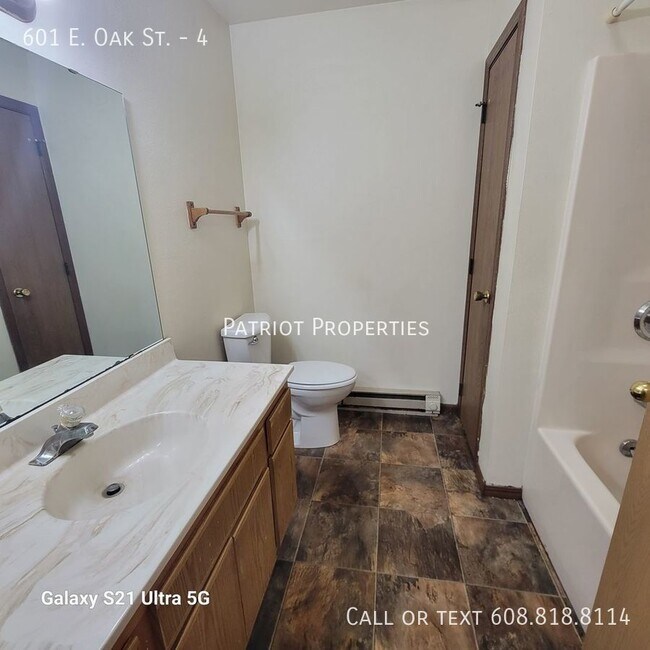 Building Photo - 601 E Oak St