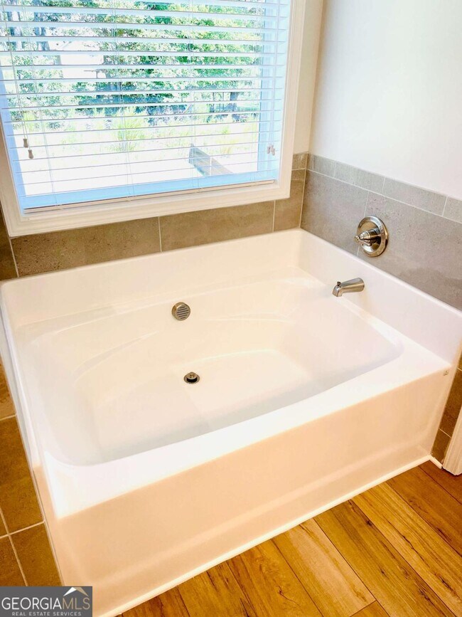 Building Photo - 3030 Westgate Park Dr