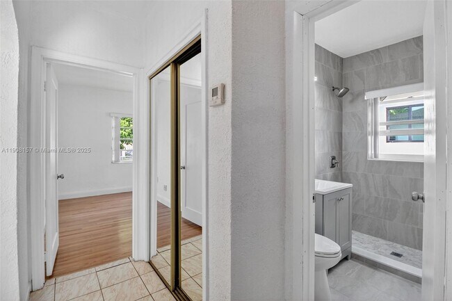 Building Photo - 2464 SW 19th St