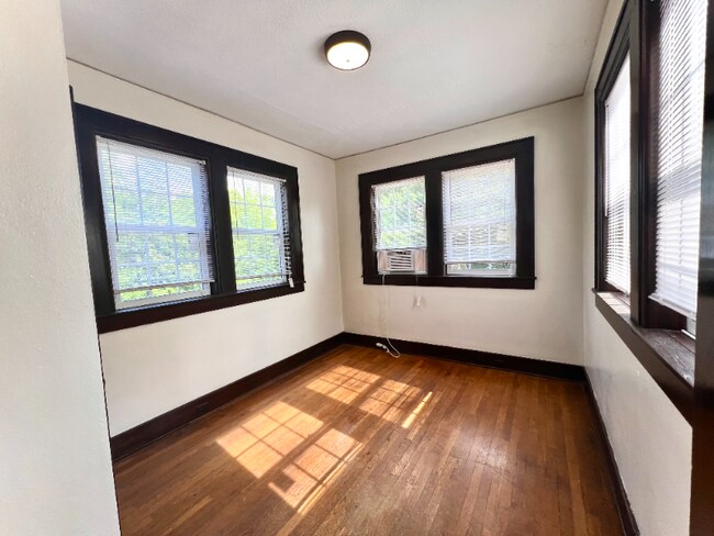 Building Photo - 712 6th Ave N