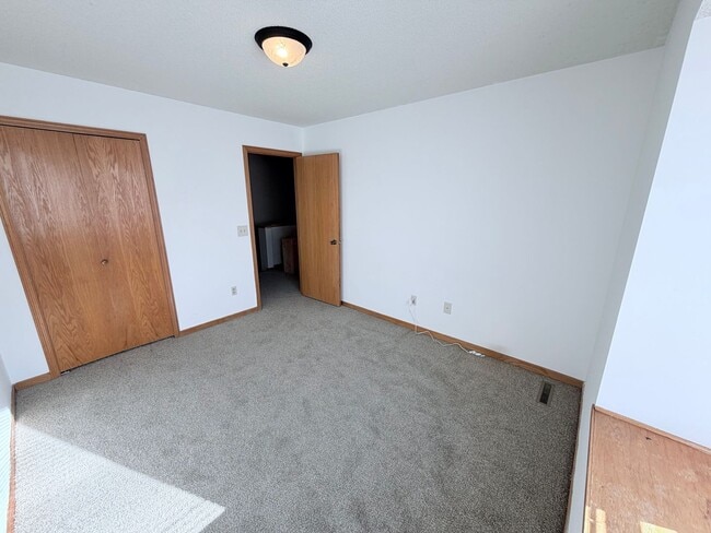 Building Photo - Spacious 2-Bedroom, 2.5 Bathroom, Tri-Level Townhome & Private Deck in Apple Valley!