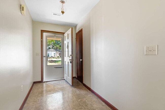 Building Photo - 617 Longleaf Rd