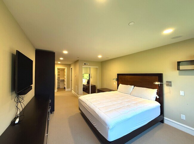 Building Photo - HUGE MODERN BRIGHT Potrero Hill Top Floor ...