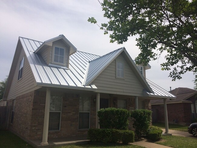 Building Photo - THREE BEDROOMS TWO BATHS, FENCED BACKYARD, ON SHUTTLE ROUTE