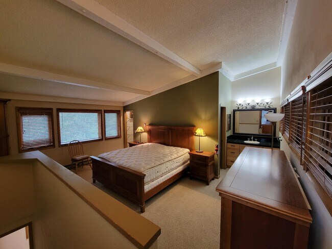 Building Photo - 2540 Kinnikinnick Rd