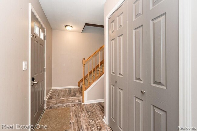 Building Photo - 668 Sherry Dr