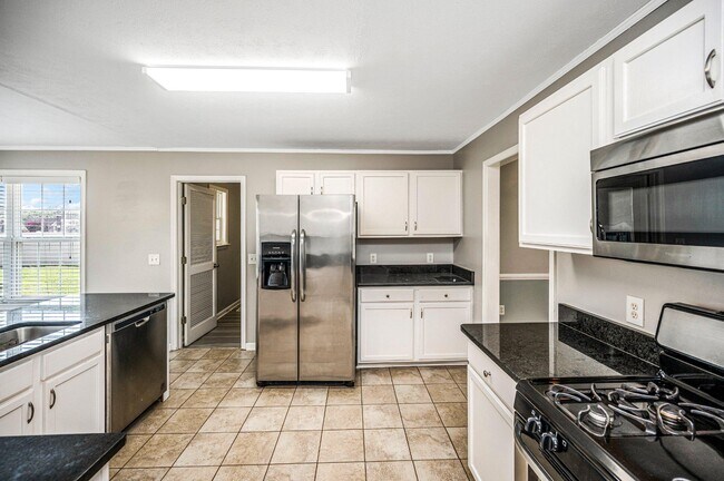 Building Photo - 12001 Setter Dr