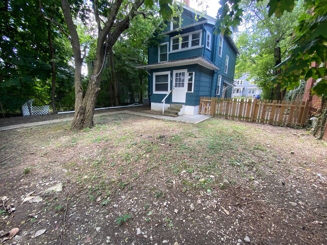 Building Photo - 428 E Lane Ave