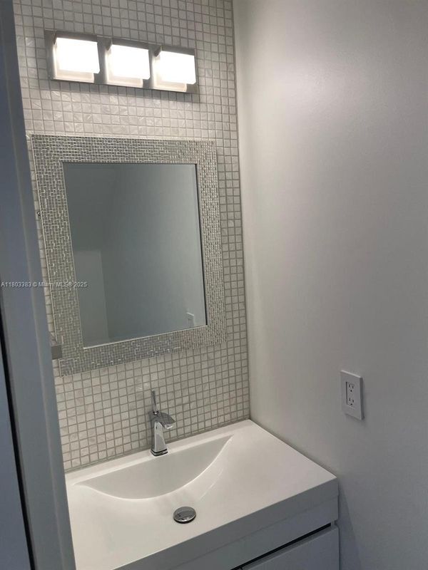 Building Photo - 7030 SW 41st Pl